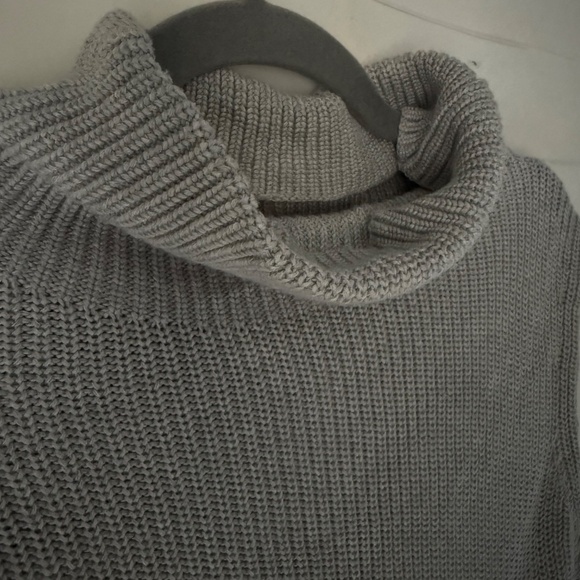 Aritzia | Babaton Silk Blend Sleeveless Turtleneck | Size XS (Relaxed Fit) - Picture 4 of 9